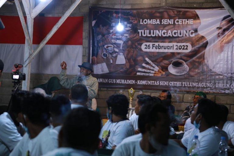 Bersama Komunitas Cethe Tulungagung, Relawan Gus Muhaimin Tuangkan Karya Seni di Batang Rokok