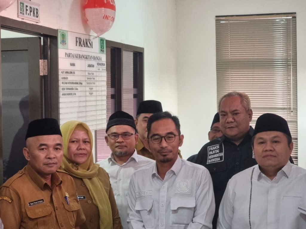 Fraksi Partai Kebangkitan Bangsa (FPKB) DPRD Kota Bekasi saat lakukan FGD dengan Kepala Bagian Kesejahteraan Rakyat (Kesra) Setda Kota Bekasi, Agus Harpa. PALAPA POS/Yudha.