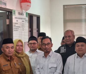 Fraksi Partai Kebangkitan Bangsa (FPKB) DPRD Kota Bekasi saat lakukan FGD dengan Kepala Bagian Kesejahteraan Rakyat (Kesra) Setda Kota Bekasi, Agus Harpa. PALAPA POS/Yudha.
